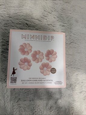 Minnidip balloon garland accents blush matte flowers